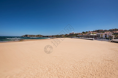 西班牙坎塔布里亚科米利斯村海滩镇旅游客图片