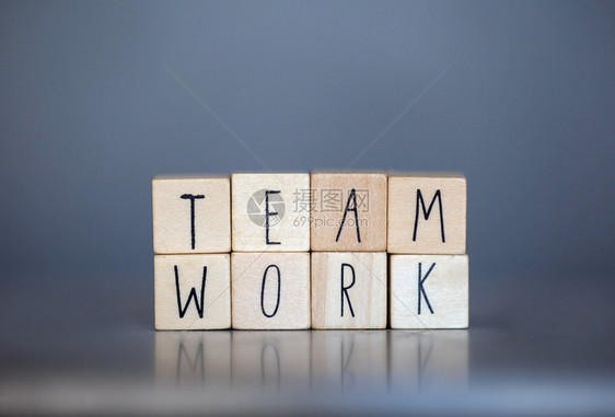 带有团队工作字样的木制立方体用于灰色蓝背景的商业概念共同支持战略职业沟通图片
