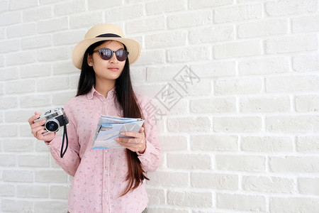 年轻的亚洲女旅行者拥有古老相机和的亚洲女旅行者Happyasia妇女她们站在白墙背景上有影印空间的Asian女游客度假背景肖像日图片