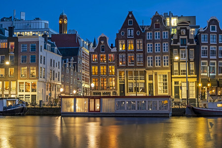 历史日落时荷兰阿姆斯特丹Amstel沿荷兰阿姆斯特丹的房屋和住船沿着欧洲图片