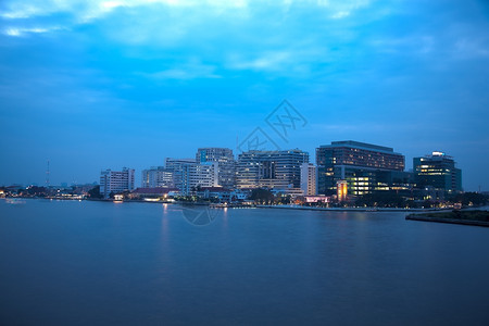 医疗的曼谷Siriraj医院曼谷和ChaoPhraya河晚上夜里天空越来暗大楼灯光照亮健康亚洲图片