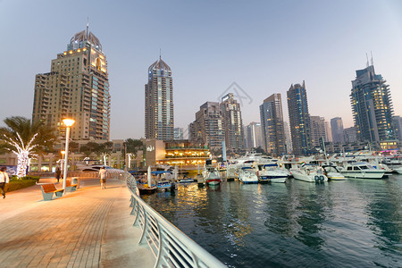 城市景观旅游水迪拜阿联酋2016年2月5日迪拜码头建筑和日落城市灯光迪拜每年吸引30万游客迪拜阿联酋2016日迪拜码头建筑和日落图片