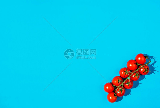 成熟红樱桃西番茄浅蓝纸背景平非质食品交付概念网上商店背景颜色农业在线的图片