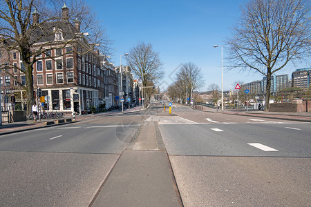 交通新冠危机期间阿姆斯特丹市中心空荡的Hendrikkade王子感染白天图片