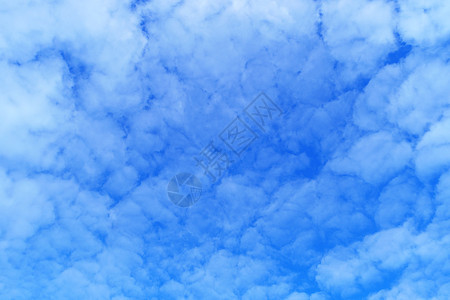 阳光在蓝天背景的美丽白云在蓝天背景的白云观积雨图片
