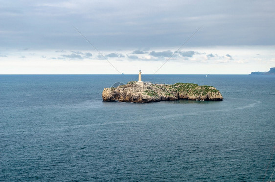 旅游海岸线位于西班牙北部坎塔布里亚州桑坦德市Magdalena半岛外的Biscay湾拥有19世纪灯塔的小无人居住岛屿MouroI图片