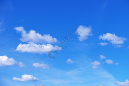 蓝色天空背景的美丽白云与天空夏白色的气图片