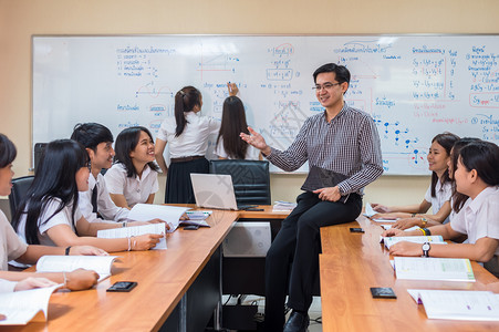 双师课堂黑色的白种人现代亚洲教师向课堂大学生群体讲授教育概念的亚洲师大学育概念在课堂上教授学院生小组背景