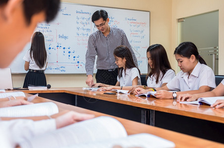 讨论笔记本电脑亚洲教师向课堂大学生群体讲授教育概念的亚洲师大学育概念在课堂上教授学院生小组技术图片