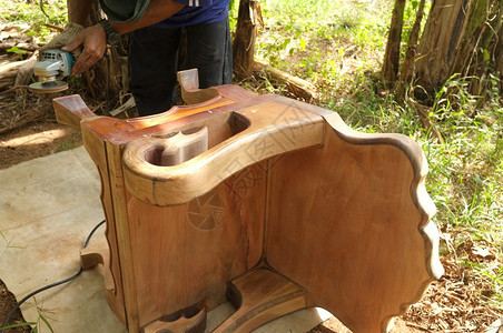 手工制作的贴近用手持电动洗涤器清木材椅子的匠头门图片