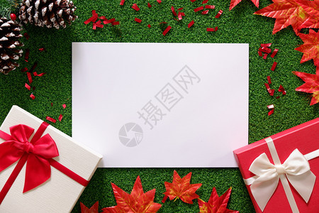 在绿色草本背景和白空间的礼物盒顶部视图用于文本的白空格圣诞装饰情人节最佳假期图片