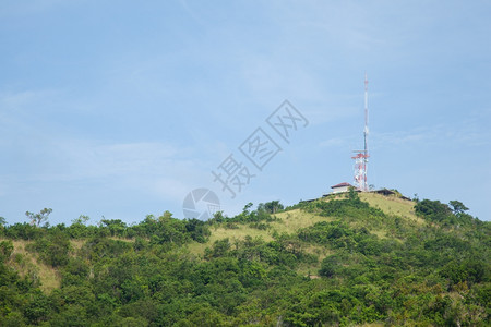 细胞在山顶的电讯天线信号覆盖范围到高山移动的爬坡道图片