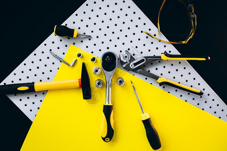 黑色和黄背景的工具组Name防锈的锤子行业图片