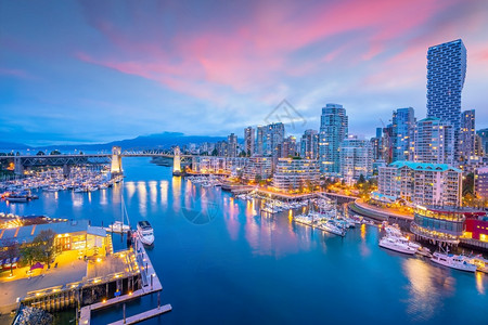 海洋温哥华市中心天线的美景不列颠哥伦比亚省加拿大日落时现代的财产图片