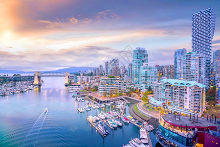 海岸船温哥华市中心天线的美景不列颠哥伦比亚省加拿大日落时桥图片
