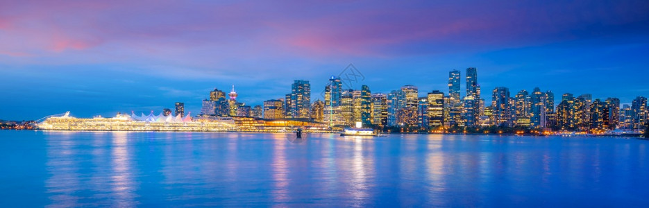 温哥华市中心天线的美景不列颠哥伦比亚省加拿大日落时美丽的景观暮图片