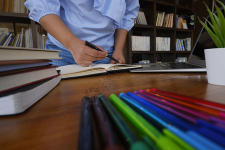 教科书学术的图管理员女学生阅读书籍研究图馆教育概念的研究女学生阅读书籍图片