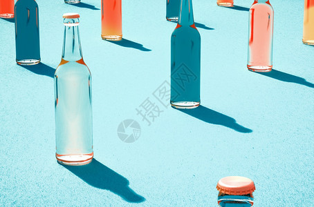 果汁贮藏啤酒盖帽3个装有子无标签的玻璃啤酒瓶杯模型在浅蓝色表面回流饮料瓶上采用影子概念图片