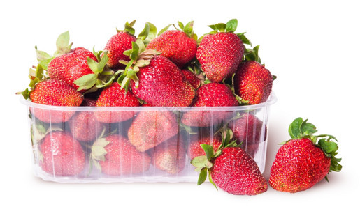在一个塑料托盘中新鲜草莓两个在白色背景上近距离隔夏天好的生态图片