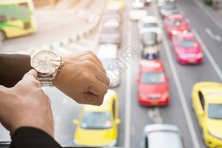 专业的交通堵塞会议错过了预约生意人正在看手表日程图片