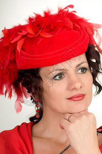 美丽热情身戴红帽子有羽毛的女人肖像漂亮图片