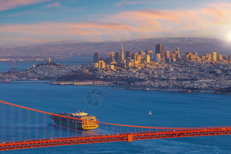 著名的金门大桥美国加利福尼亚州旧金山圣弗朗西斯科日落海岸天空图片