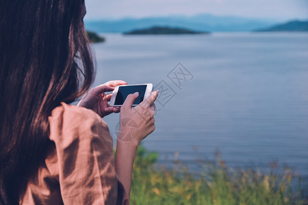 女使用互联网在线智能生活拥有手机的妇女人数百分比快乐的短信图片