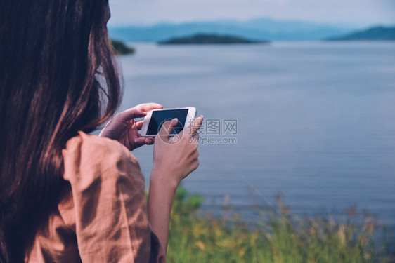 女使用互联网在线智能生活拥有手机的妇女人数百分比快乐的短信图片