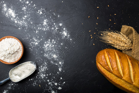 喝早餐石板上的面包和小麦粉石板上的面包产品图片