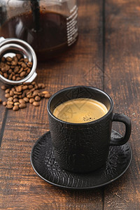 豆专业的法语在木制桌上用黑色瓷杯子来放松美式咖啡图片