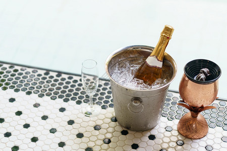 泳池边的冰桶香槟瓶图片