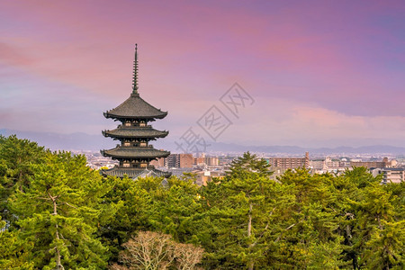 木制的季节兴福寺日本奈拉Nara五座日落黄昏时的Kofukuji寺庙图片