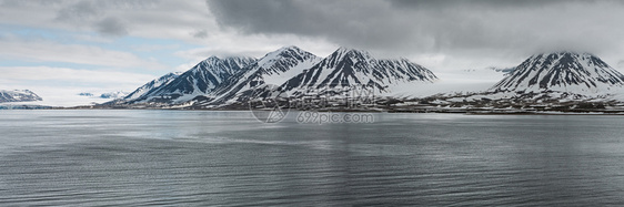 目的地斯匹次卑尔根雪瓦巴群岛多云日落的斯瓦尔巴群岛大片山脉挪威斯瓦尔巴群岛挪威山图片