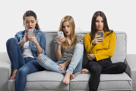 沟通发短信在家使用手机的少女节日孩忽略背景图片