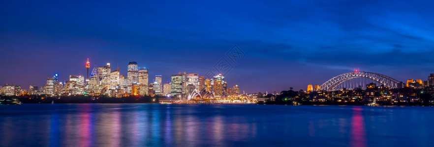 新的澳洲雪梨市下天际线灯空图片