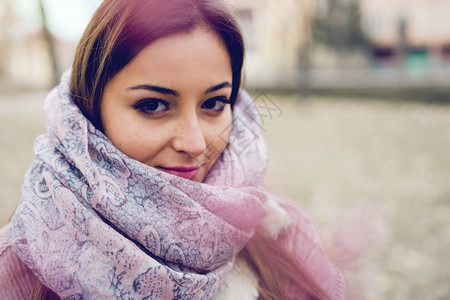 美丽快乐的春在公园带围巾的年轻少女肖像愉快图片