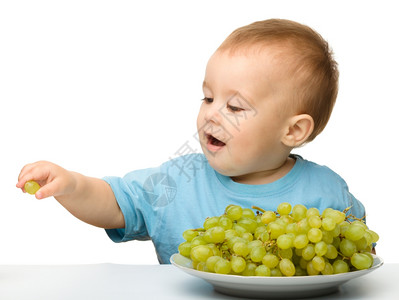 吃葡萄的可爱男孩图片