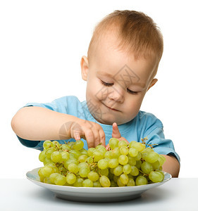 可爱的小男孩吃葡萄图片