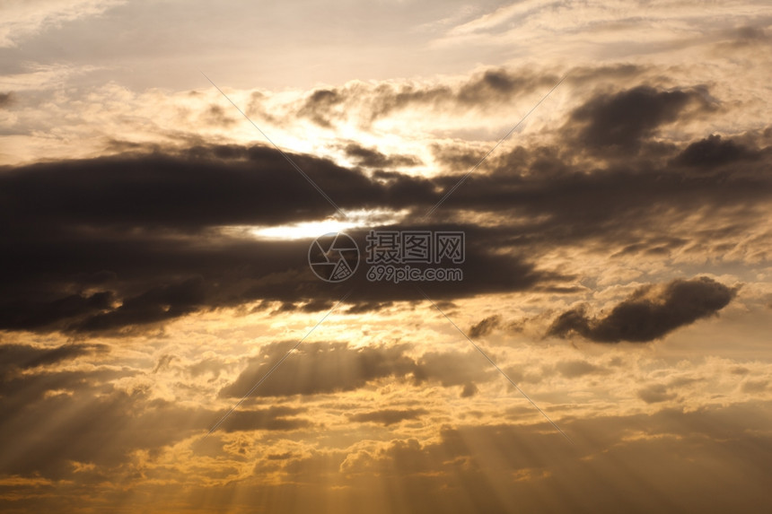 户外夜晚的天空阳光照耀着云朵中的光芒美丽地平线图片