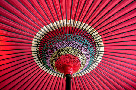 绿色螺旋手日本传统红伞式雨图片