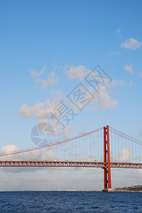 葡萄牙里斯本旧萨拉扎桥的景象日落铁图片