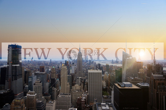 一种纽约市的天线空多彩际线图片