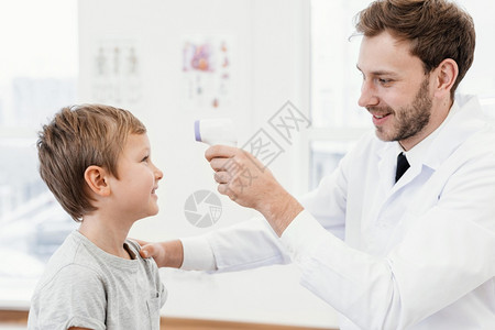 医生在给小男孩测体温图片