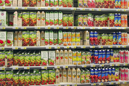 超级市场货架上的果汁种类繁多商店货架上的天然果汁超市货架上的不同果汁纸包装的各种果汁纸包装的各种果汁自然包装好的图片
