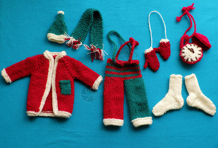 白色的纱最美圣诞老人服装首饰包括手套帽子围巾白袜红色和绿针织白红和绿衣服以及冬季假日圣诞节的小装饰品裤子背景图片
