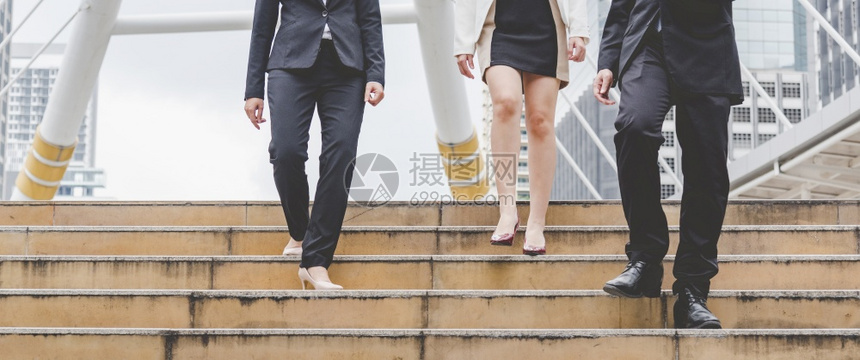 公司的在现代城市生活中步行去上班的人群中有一忙着和女商一起生活都市街头城男子的生活方式商人们概念BusinessPeopleCi高清图片下载 ...
