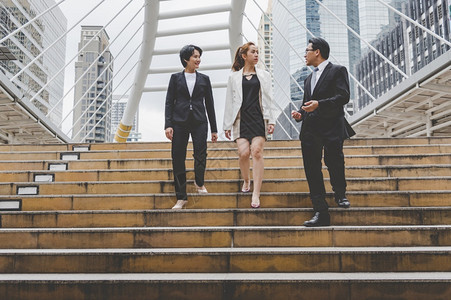 团队合作行政人员楼梯在现代城市生活中步行去上班的人群中有一忙着和女商一起生活都市街头城男子的生活方式商人们概念BusinessP图片
