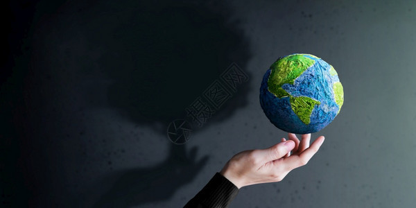 世界地球日ESSG概念绿色能源可再生和持续资源环境和生态护理环境与关爱组织绿人手制环球大树阴影在墙上遮盖的绿色手工全球大树影子关图片