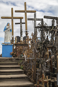 波罗的海在立陶宛北部Siauliai附近的一个宗教朝圣场所山世代来自界各地的罗马天主教朝圣者在这里安置了数千个圣母玛利亚的雕像微图片