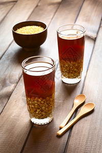 自然茶点智利传统的非酒精冷饮称为莫特人煮的胡塞小麦和休斯洛干桃饮料是用水中糖和肉桂烹饪红桃制成的有选择焦点以第一杯为着重图片